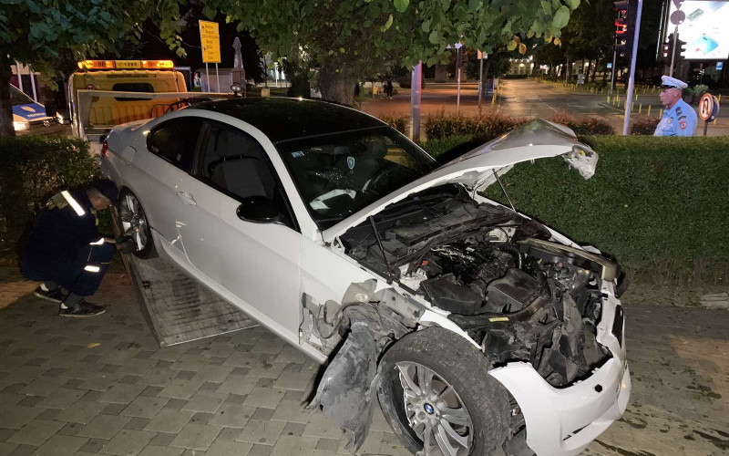 Bijeljina: Pijan automobilom uletio u baštu kafića