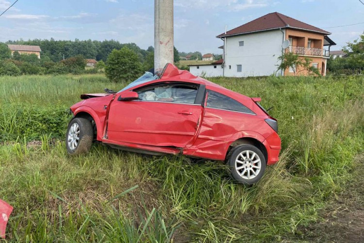Opelom udario u banderu, gotovo prepolovio auto