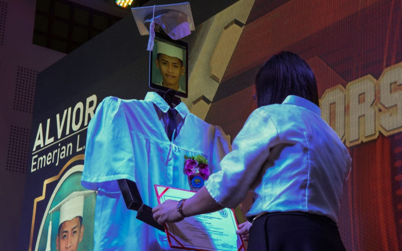 Robot đacima dijelio završne diplome