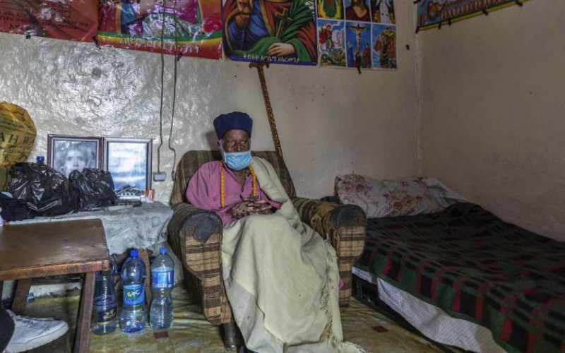 Etiopski monah za koga se veruje da ima 114 godina preživeo koronavirus