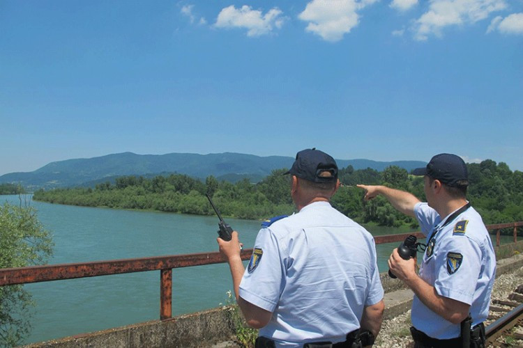 Policija Srbije uhapsila 13 ljudi: Preko Drine u BiH prokrijumčarili 245 migranata