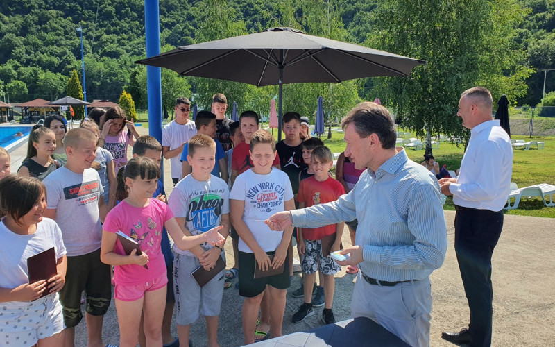 Opština Ugljevik poklanja besplatne sezonske karte za bazene svim učenicima i predškolcima