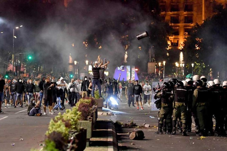 Bilans protesta u Beogradu: Povrijeđeno 19 policajaca i 17 demonstranata
