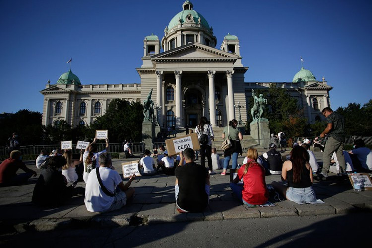 Miran protest u Beogradu, građani sjede ispred Skupštine
