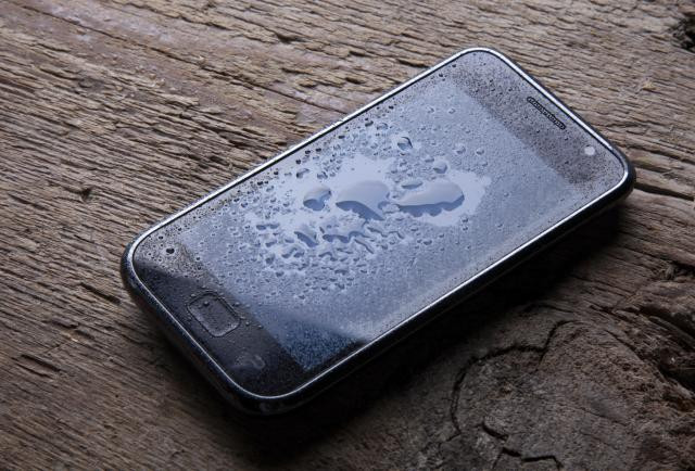 Pet načina da spasite vaš telefon ako upadne u vodu