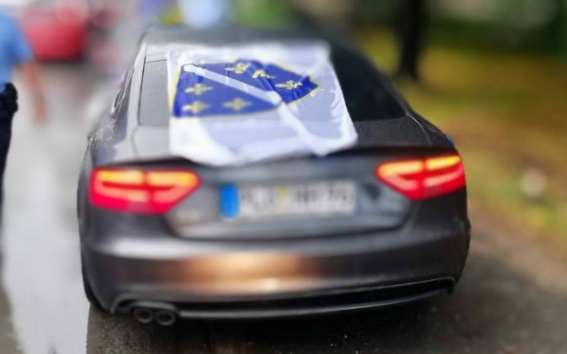 Vozio se Banjalukom sa zastavom tzv. armije Republike BiH, pa DOBIO PREKRŠAJNI NALOG