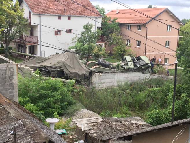 Prevrnuo se kamion Vojske Srbije koji je prevozio tenk