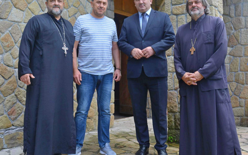 Služena poljska molitva i parastos kod manastira u Rožnju