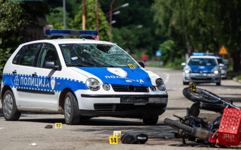 Vozač mopeda stradao pri sudaru sa policijskim vozilom (FOTO)