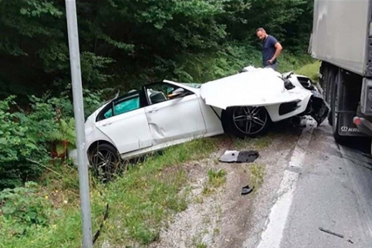 Mercedesom se zakucao u prikolicu i poginuo