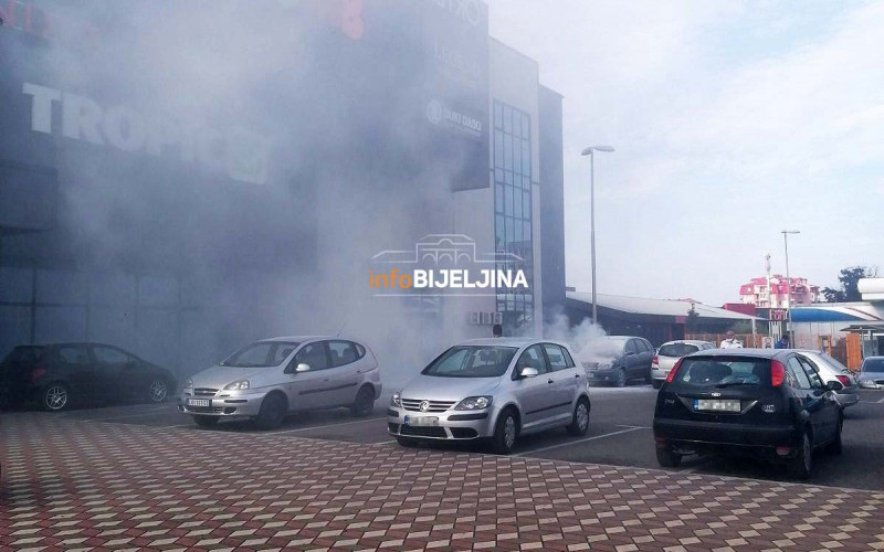 Gorio automobil na parkingu tržnog centra, vatrogasci lokalizovali požar