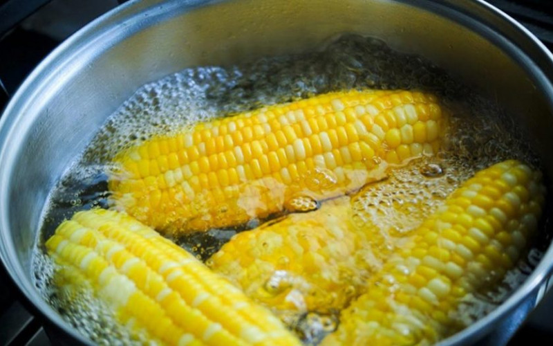 Trik pomoću kojeg se kukuruz kuva za samo 8 minuta