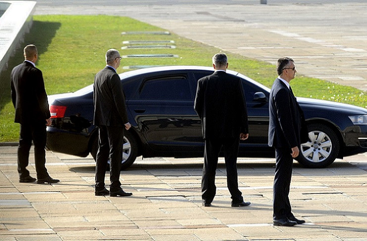 Desetine političara pod budnim okom policije