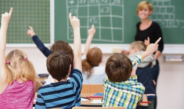 U KLUPE ILI ISPRED TELEVIZORA Školska godina počinje za dvije sedmice, nastavnici JASNO REKLI ŠTA ŽELE