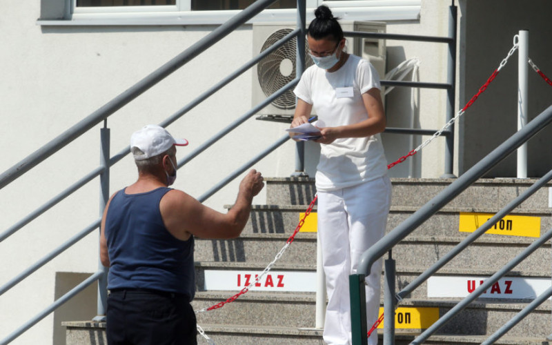 SPREMNE ELEKTRONSKE KARTICE ZA OSIGURANIKE Stariji ipak više vjeruju u papir i pečat