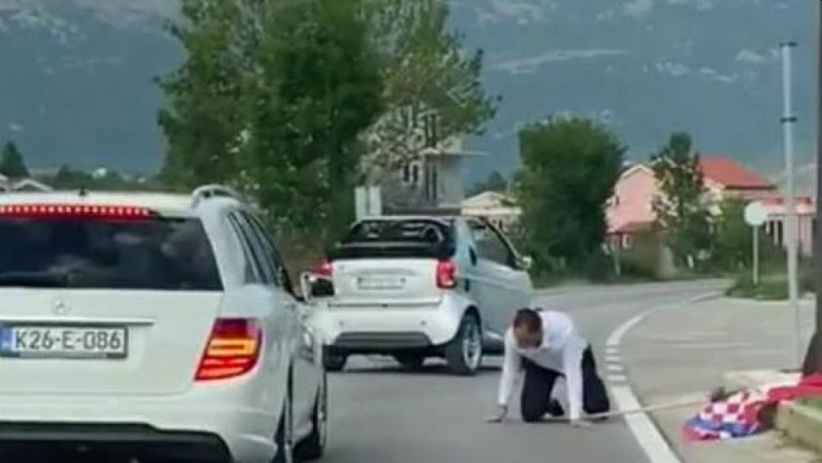 Svatovska kolona u Hercegovini: Mahao zastavom pa ispao iz automobila