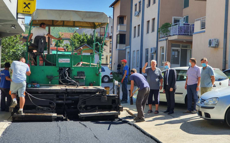 Novi asfalt na parkingu Doma zdravlja i ulica u centru