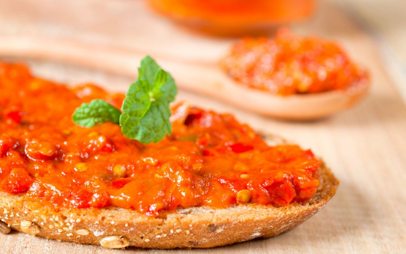 PRAVO IZ BAKINE KUHINJE: Domaći recept za AJVAR, koji uspeva BAŠ SVIMA!