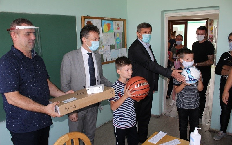 Pokloni opštine Ugljevik područnoj školi u Tutnjevcu