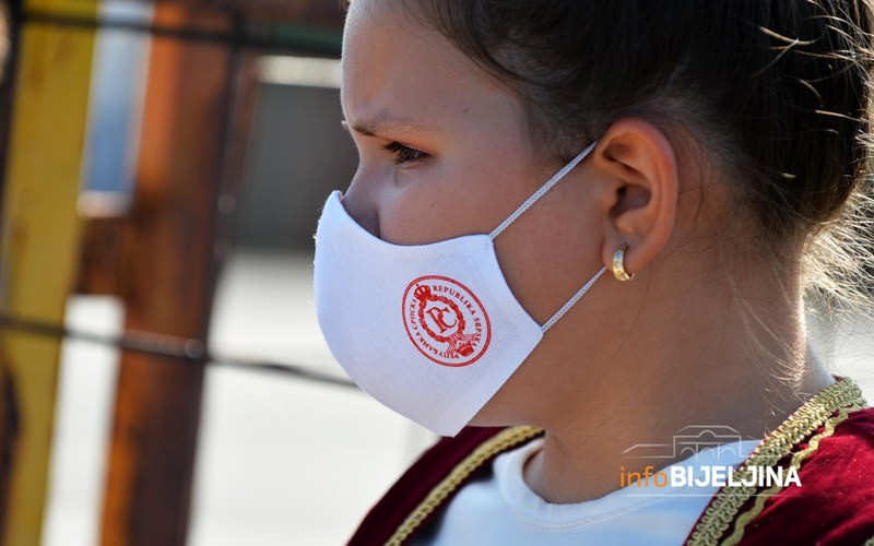 FOTO DANA - Djevojčica iz Bijeljine sa maskom sa amblemom Srpske