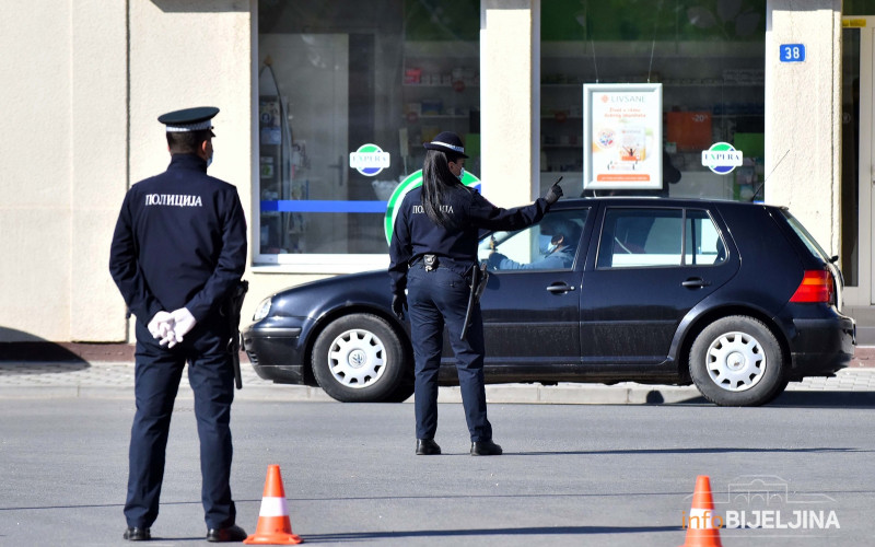 Muškarac pretučen ispred kuće u Gradišci, uhapšena dva migranta