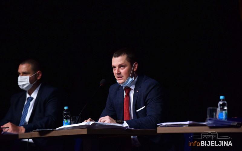 Skupštinski materijali na milionima listova papira, idu u prošlost