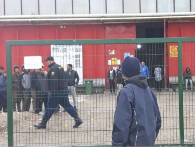 Јoš nije počelo izmještanje migranata iz centra Bira