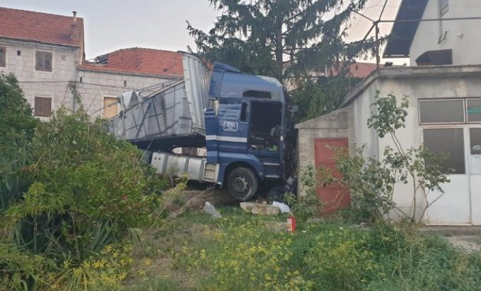 Nezgoda u Hrvatskoj: Kamion iz BiH udario u kuću, povrijeđen vozač