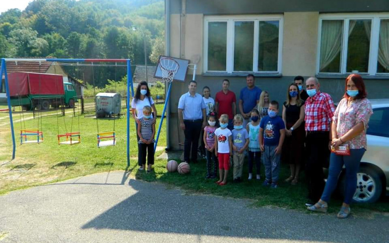 Ravna Banjica: Mitrović donirao školarcima mini dječiju igraonicu (FOTO)