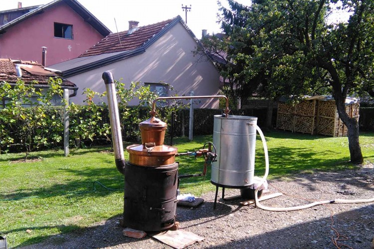 Eksplodirao kazan za rakiju, povrijeđeni sin, otac i zet