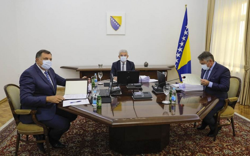 Dodik protiv priznanja samoproglašenog Kosova, Džaferović i Komšić glasali za