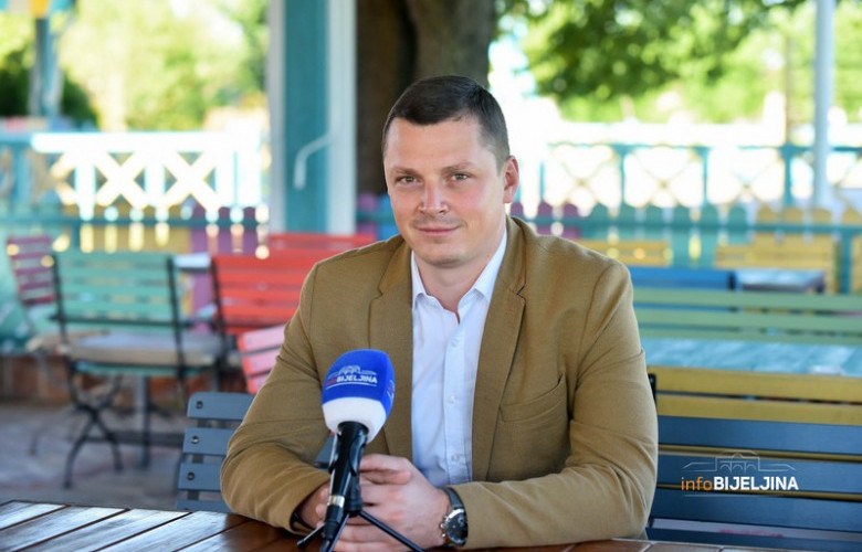 DODIK SA KONVENCIJE UPUTIO ČESTITKU Predsjednik bijeljinskog parlamenta dobio kćerku