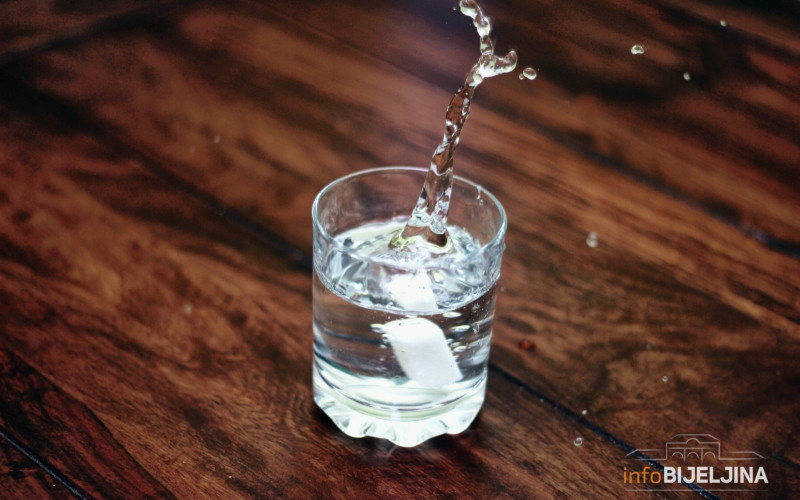 Saznajte šta se dešava u našem telu ako popijemo čašu vode pre spavanja!