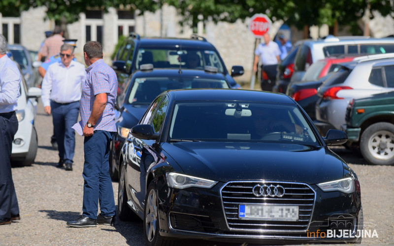 STALI U KRAJ NEODGOVORNIM FUNKCIONERIMA Nema registracije vozila dok ne daju novac za LIJEČENJE DJECE