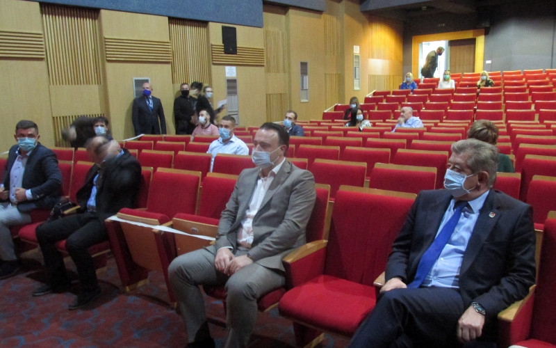 Učesnici izbora potpisali izborni etički kodeks, Boban Lazić se pojavio odjeven kao Mojsije (FOTO)