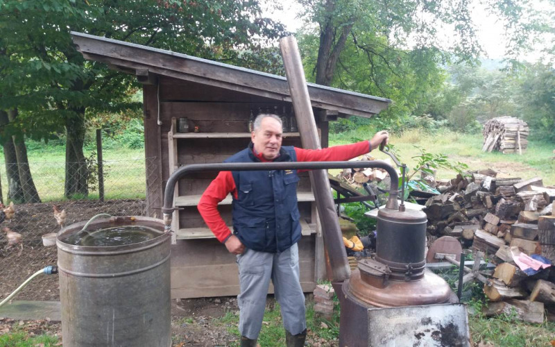 DOMAĆINSKI: Mektić peče rakiju i poručuje - SVI SU DOBRO DOŠLI