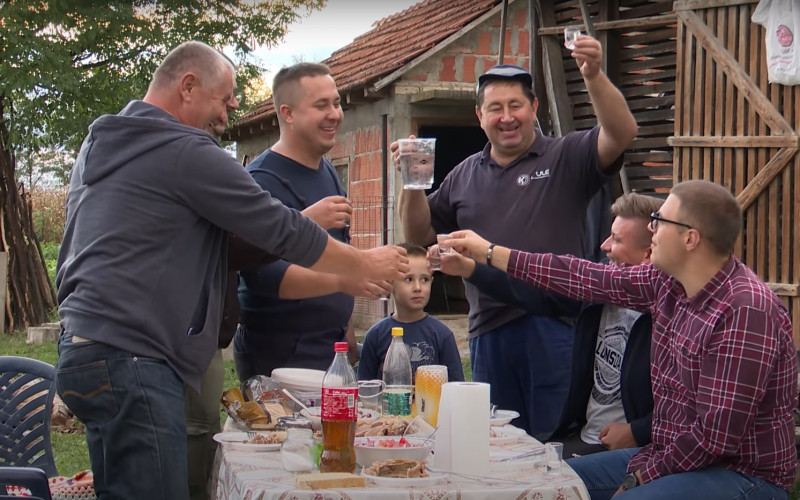 KAD ZARUDI JESEN, ZAMIRIŠE I PREPEČENICA Pečenje rakije u domaćinstvu Stojanovića iz Suvog Polja