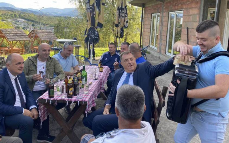Mještani zaustavili Dodikovo vozilo po povratku iz Sarajeva, on prihvatio poziv