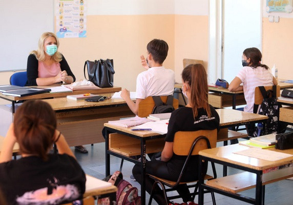 NAJMANJE SLUČAJEVA MEĐU NAJMLAĐIMA Korona virusom za dan zaraženo 15 osnovaca i srednjoškolaca u Srpskoj