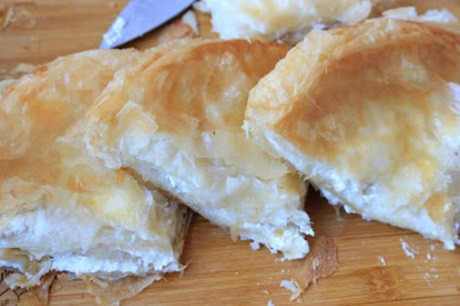 Burek sa sirom od gotovih kora: Bolji nego iz pekare!