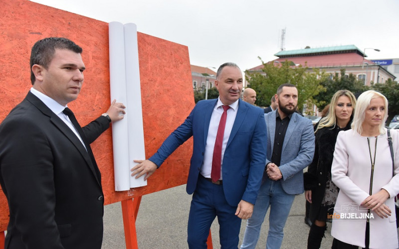 “IDEMO UDARNIČKI NA POBJEDU” Socijalisti svečano otvorili kampanju u Bijeljini (FOTO)