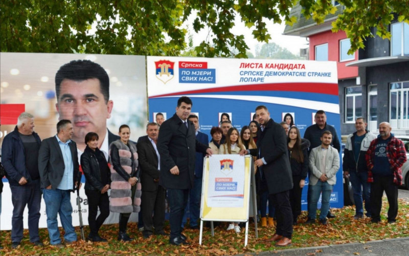 Lopare: Savić i Nešković simbolično zalijepili prvi plakat