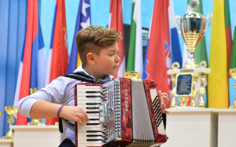 Desetogodišnji harmonikaš Đorđe Perić osvojio dvije zlatne medalje u Ukrajini