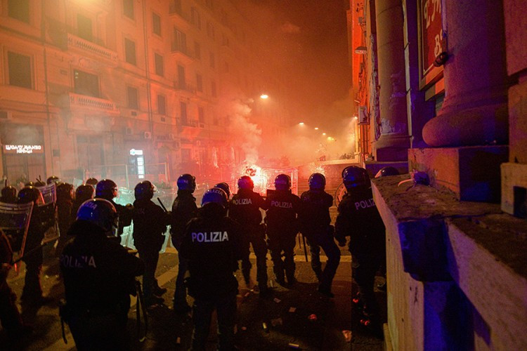 Neredi u Napulju nakon što je uveden policijski čas