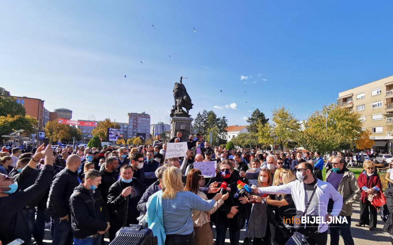 Bijeljina: Održan PROTEST nezadovoljnih ugostitelja i muzičara (FOTO)