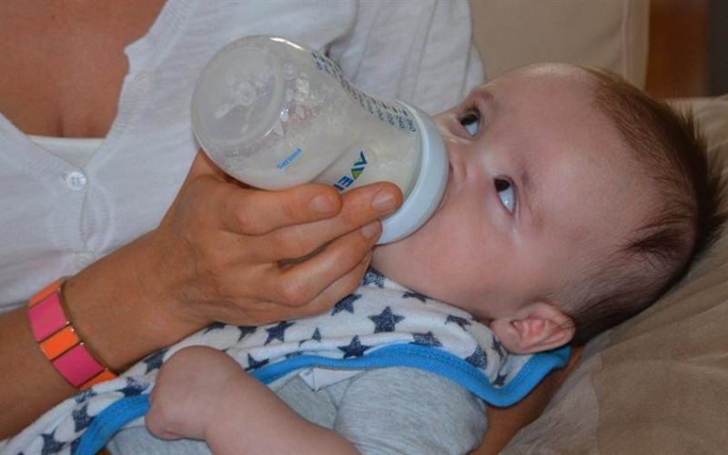 Može biti fatalno: Stručnjaci upozoravaju da male bebe ne bi smjele piti vodu