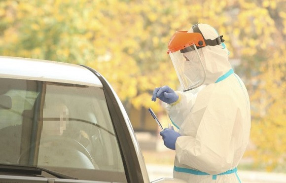 KOLONA ČEKA NA MALTI Ovako izgleda testiranje na kovid iz automobila