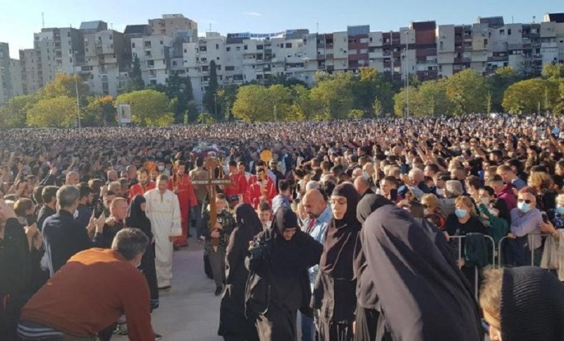 BIBLIJSKE SCENE IZ PODGORICE Ljudi na koljenima dočekali mitropolita Amfilohija, plače Crna Gora (FOTO)