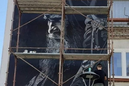 Mural sa likom mitropolita Amfilohija na jednoj od zgrada u Foči