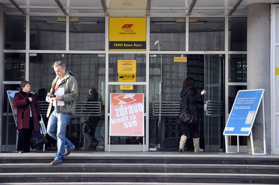 Pošte Srpske tonu, a direktor povećao plate za preko milion KM